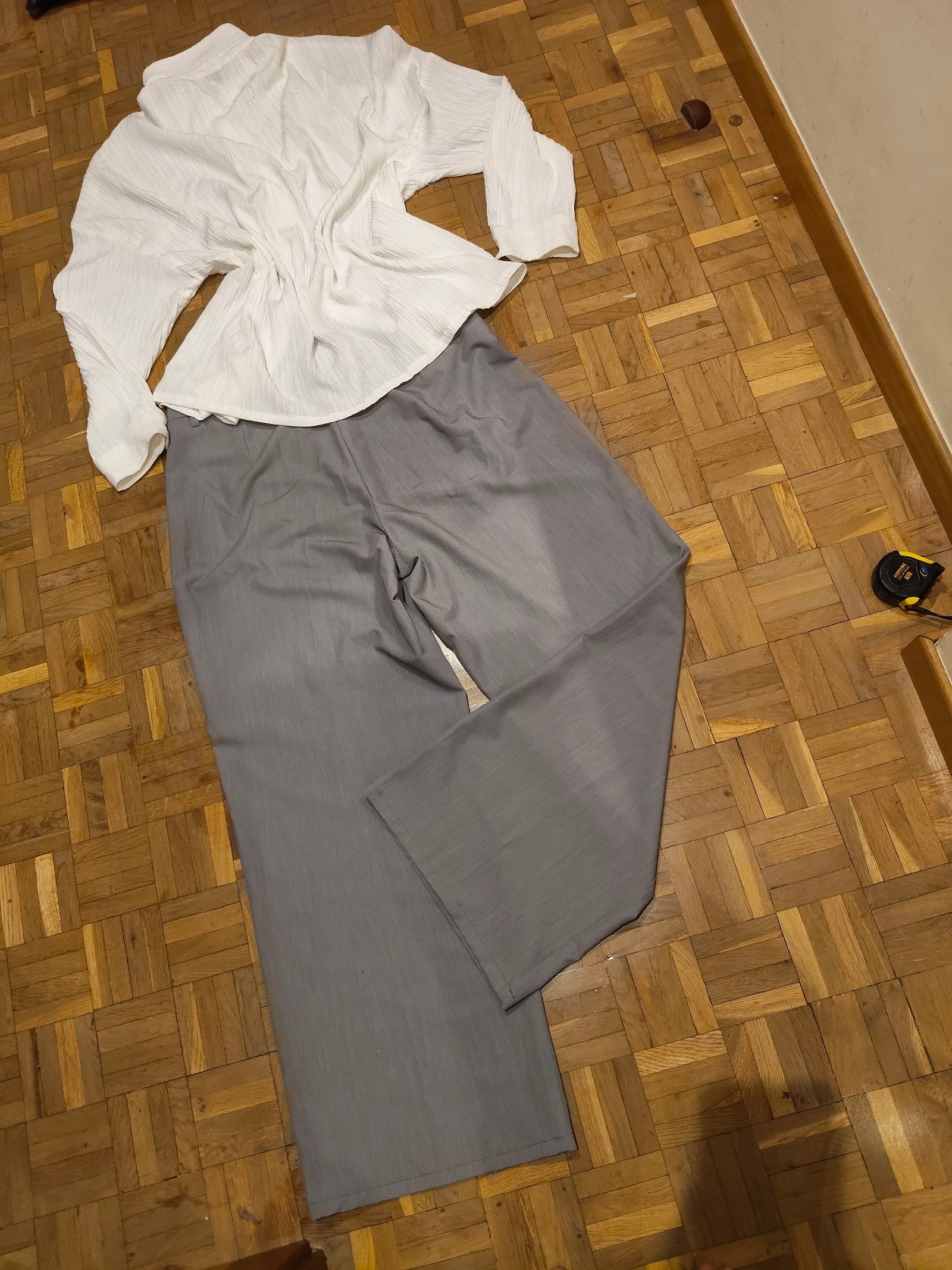 Mango-Pantalon recto ancho gris y blusa en relieve blanca